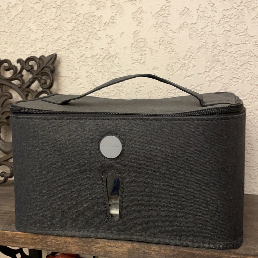 LED sanitizing travel case